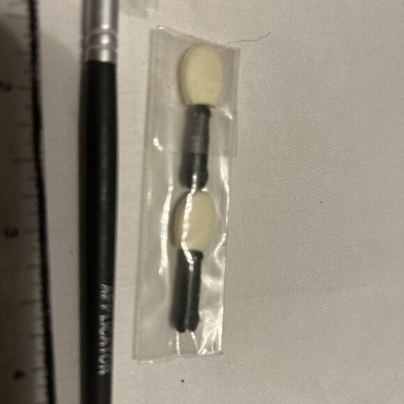 Target Placement Sponge Blending Eye Shadow Brush W/2 Extra Replacement Tips - Picture 5 of 7